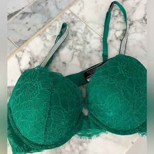 Victoria’s Secret Push-up Bra 🦚